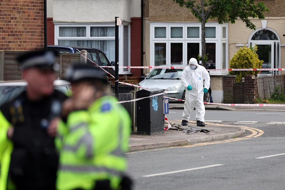 ضباط الشرطة في مكان الحادث في هايناولت (AFP/Getty)