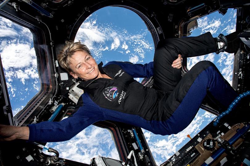 قائد المهمة AX-4 Peggy Whitson ، الذي يطفو في مقصورة القبة متعددة النوافذ على متن محطة الفضاء الدولية خلال زيارة سابقة. تقاعدت Whitson الآن من ناسا ، وهي أكثر رواد الفضاء في أمريكا مع ثلاث بعثات ISS ورحلة تجارية في وقت سابق من Axiom إلى رصيدها. / الائتمان: ناسا