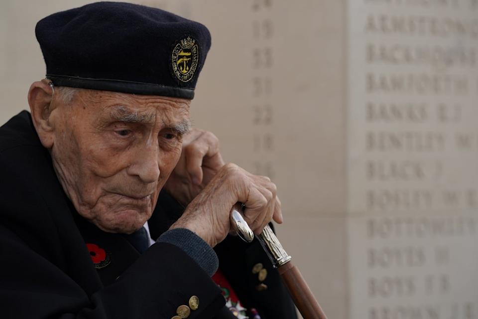 المخضرم الملكي في Navy D-Day John Dennett ، 101 ، في النصب التذكاري البريطاني في نورماندي في Ver-Sur-Mer للاحتفال بالذكرى الـ 81 للهبوط (Gareth Fuller/PA)