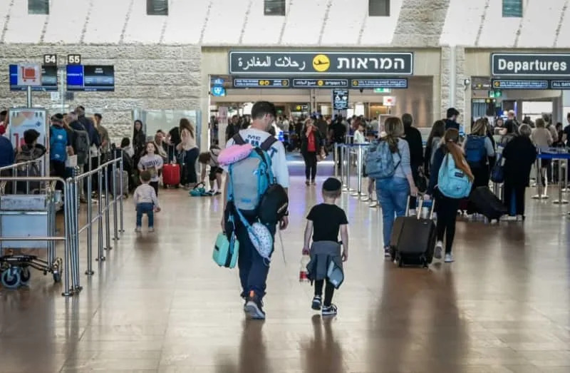 شوهد المسافرون في قاعة المغادرة في مطار بن غوريون في 4 أبريل 2023 ؛ توضيحي (الائتمان: Avshalom Sassoni/Flash90)