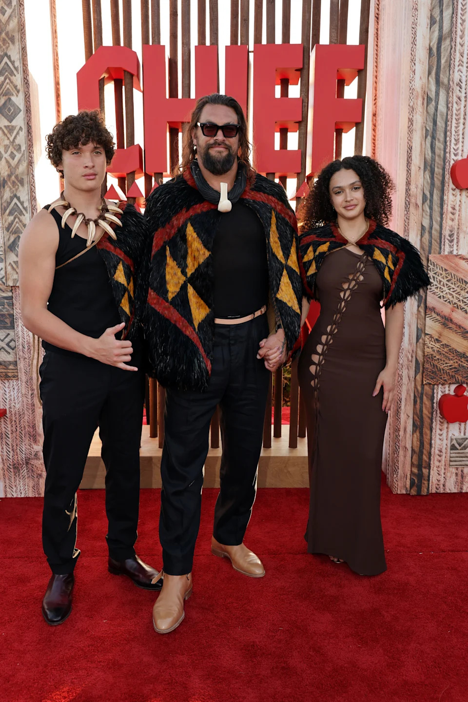 من اليسار: Nakoa-Wolf Momoa و Jason Momoa و Lola Iolani Momoa.