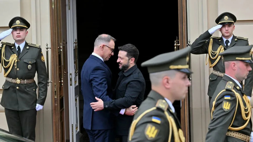 الرئيس الأوكراني فولوديمير زيلنسكي ورئيس بولندا أندرزيج دودا يحيون بعضهما البعض عند وصولهم لحضور اجتماعهم خارج قصر ماريينسكي في كييف ، أوكرانيا في 28 يونيو 2025.
