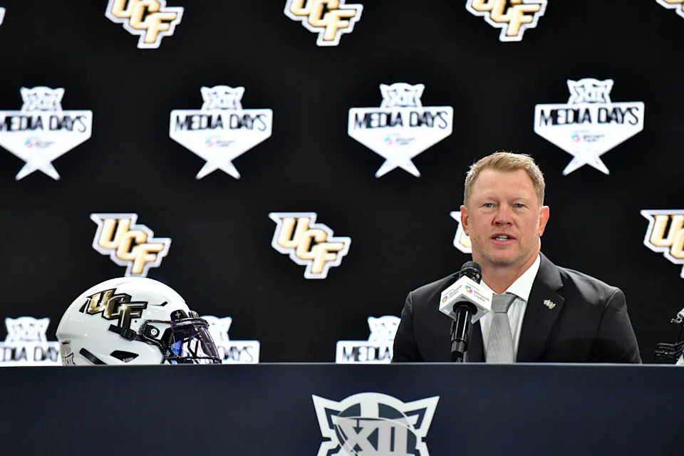 Frisco ، TX - 08 يوليو: يتحدث سكوت فروست مدرب UCF Knights خلال اليوم الأول من Big 12 Media Days يوم الثلاثاء ، 08 يوليو 2025 في مركز فورد في The Star in Frisco ، TX. (تصوير أوستن مكافي/أيقونة الرياضة عبر Getty Images)