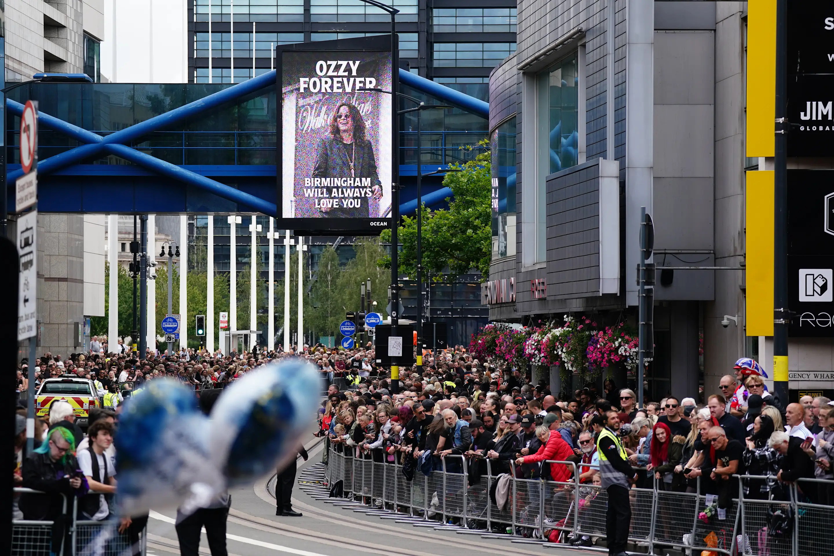 يصطف المشجعون في Broad Street في برمنغهام في ذكرى سبت السبت Ozzy Osbourne يوم الأربعاء.