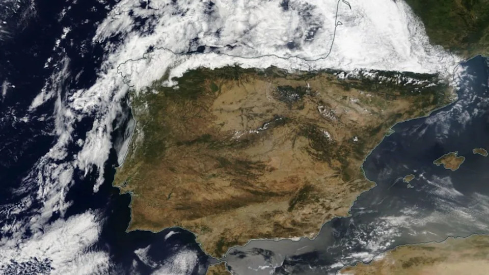 عرض الأقمار الصناعية لإسبانيا تظهر في الغالب سماء غير قابلة للتلف.