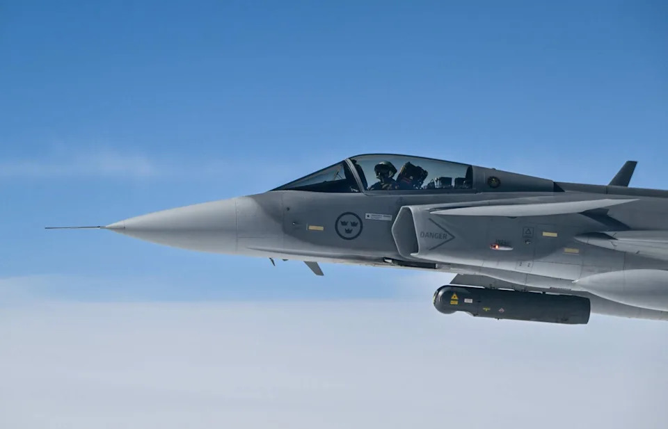 النصف الأمامي لقوات الجوية السويدية SAAB JAS 39 Gripen Jetfighter في الهواء.