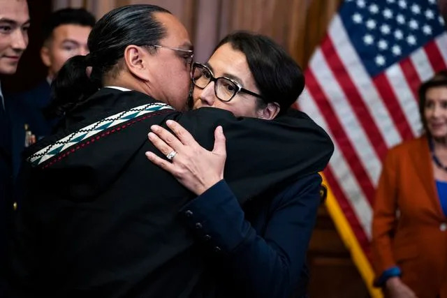 Tom Williams/CQ-Roll Call ، Inc عبر Getty Eugene و Mary Peltola Hug خلال حفل تورم عضو الكونغرس 2022 في الكابيتول