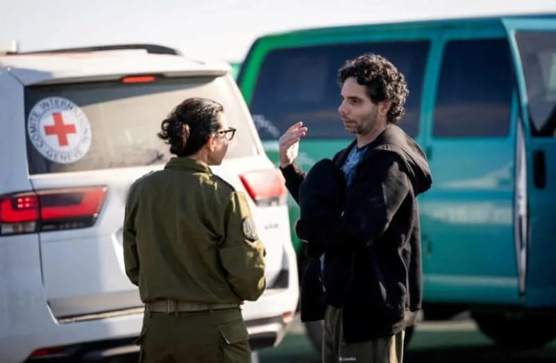 تم إصدار رهينة Ofer Kalderon مع مسؤولي جيش الدفاع الإسرائيلي بعد إطلاق سراحهم من غزة في 1 فبراير 2025 (الائتمان: وحدة المتحدثة باسم جيش الدفاع الإسرائيلي)