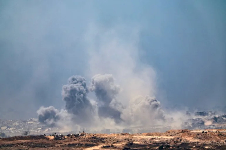EPA12265524 يرتفع الدخان من غارة جوية إسرائيلية في الجزء الشمالي من قطاع غزة بالقرب من بيت هانون ، كما يظهر من الجانب الإسرائيلي من الحدود ، 27 يوليو 2025. EPA/ATEF SAFADI