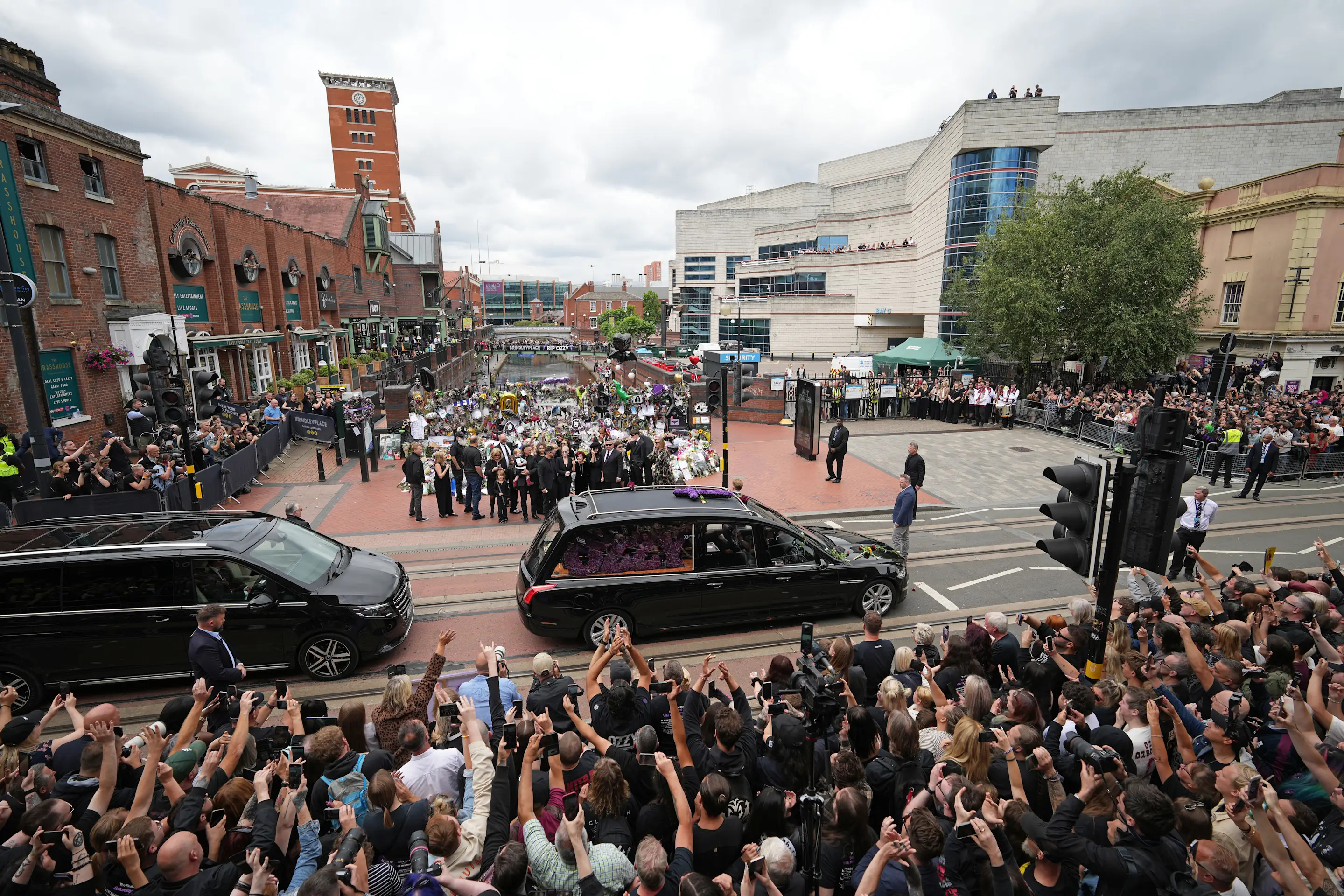 يسافر جنازة Cortege للراحل الراحل Ozzy Osbourne عبر مسقط رأسه في برمنغهام يوم الأربعاء في برمنغهام ، إنجلترا.