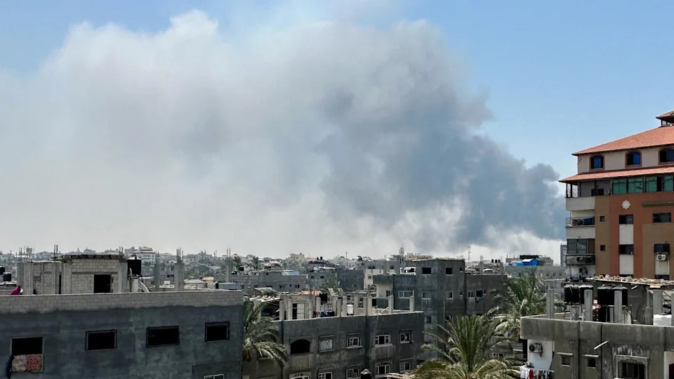يرتفع الدخان بعد الإضرابات الإسرائيلية في منطقة دير البلا ، في وسط غزة ، 21 يوليو 2025