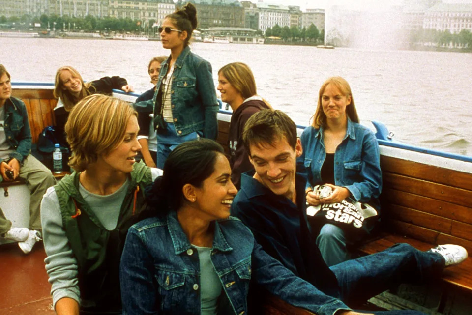 Keira Knightley و Parminder Nagra و Jonathan Rhys Meyers على متن قارب مع العديد من الآخرين.