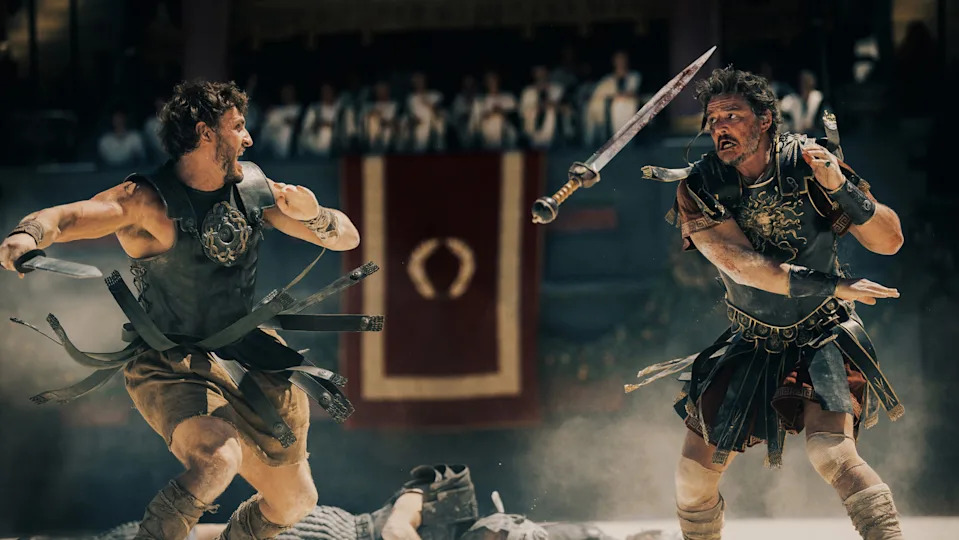 بول ميسكال ، اليسار ، وبيدرو باسكال في مشهد من Gladiator II.