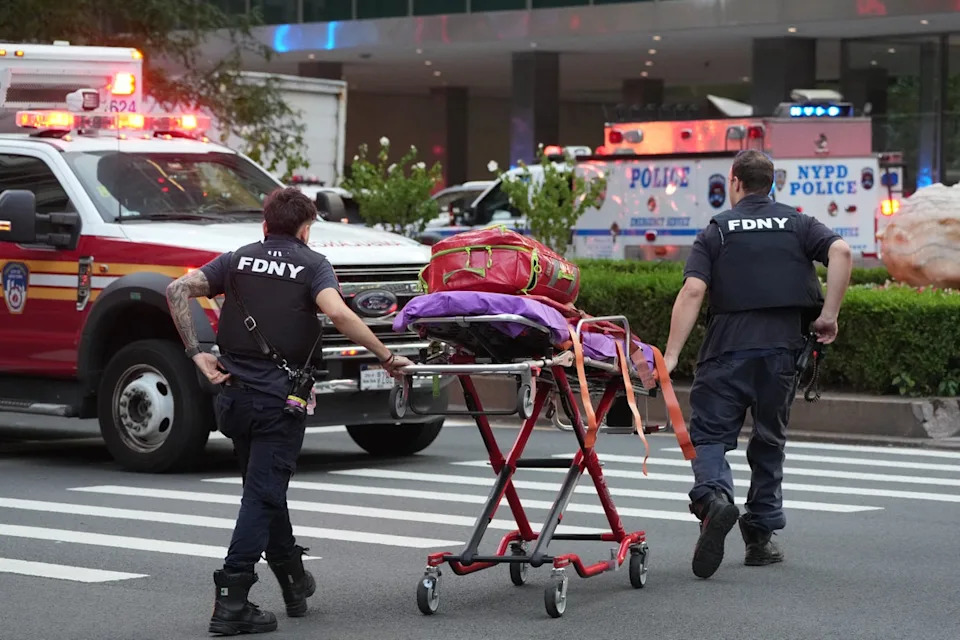 وتقول الشرطة إن المسلح قتل أربعة أشخاص داخل المبنى قبل أن يقتل نفسه (AFP/Getty)