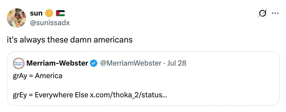 تغريدة من قبل Sunissadx تعليقات على منشور Merriam-Webster في 28 يوليو عن "رمادي" (الولايات المتحدة) مقابل. "رمادي" (في مكان آخر)