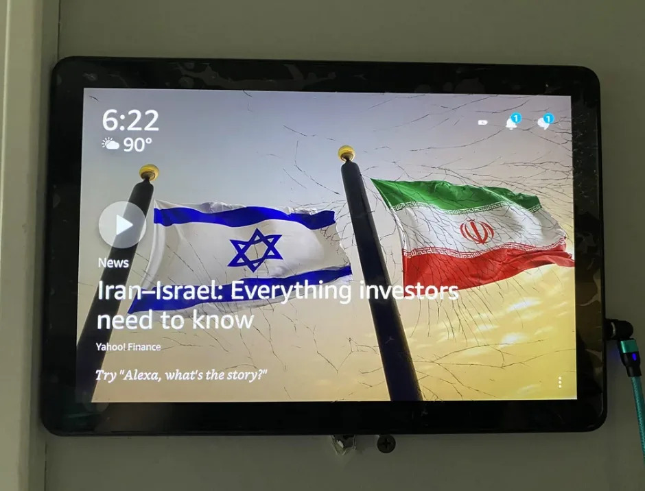 تُظهر شاشة جهاز Alexa الأعلام الإسرائيلية والإيرانية والعنوان الرئيسي: "إيران إسرائيل: كل ما يحتاج المستثمرون إلى معرفته" من ياهو تمويل