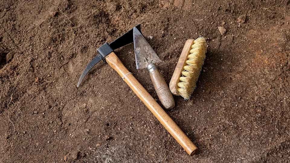 Pickaxe ، مجرفة وفرشاة. الأدوات في التنقيب الأثري