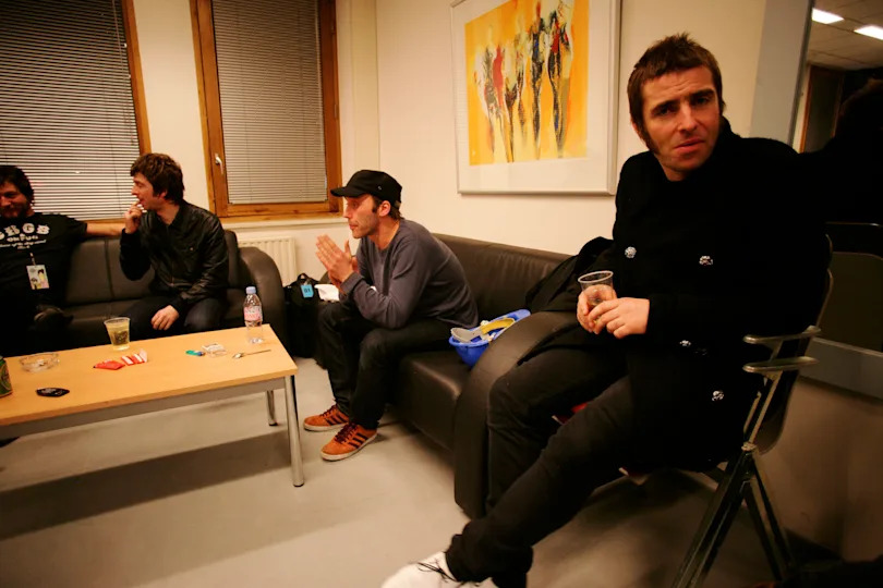 Noel Gallagher و Andy Bell و Liam Gallagher مع ضيوف VIP وراء الكواليس في حفل موسيقي في قاعة Heineken Music Hall في 21 يناير 2009 في أمستردام ، هولندا. (تصوير ميك هوتسون/ريدفيرنز)