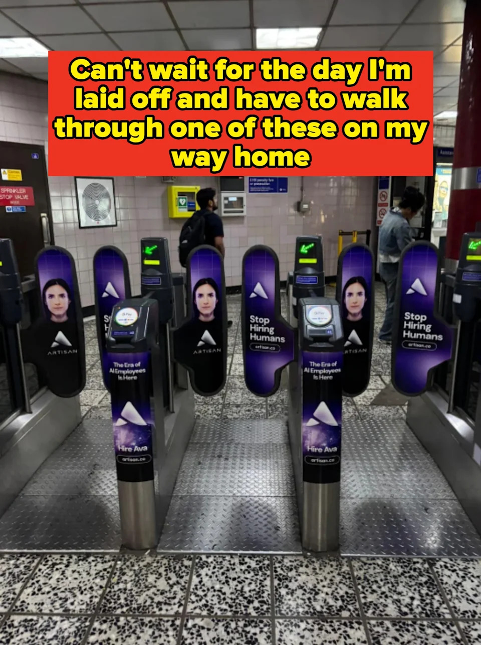 تعرض Donstiles Subway إعلانات تتميز وجه الشخص والنص: "توقف عن توظيف البشر" و "استئجار آفا ،" الترويج لخدمة مساعد رقمي. التسمية التوضيحية: "لا أطيق الانتظار لليوم الذي أسفرت فيه ويضطر إلى المشي عبر أحد هذه في طريقي إلى المنزل"