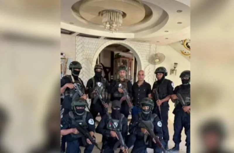 أعضاء من ميليشيا القوات الشعبية في أبو شاباب في قطاع غزة. (الائتمان: لقطة الشاشة/X ، قانون حقوق الطبع والنشر في القسم 27A)