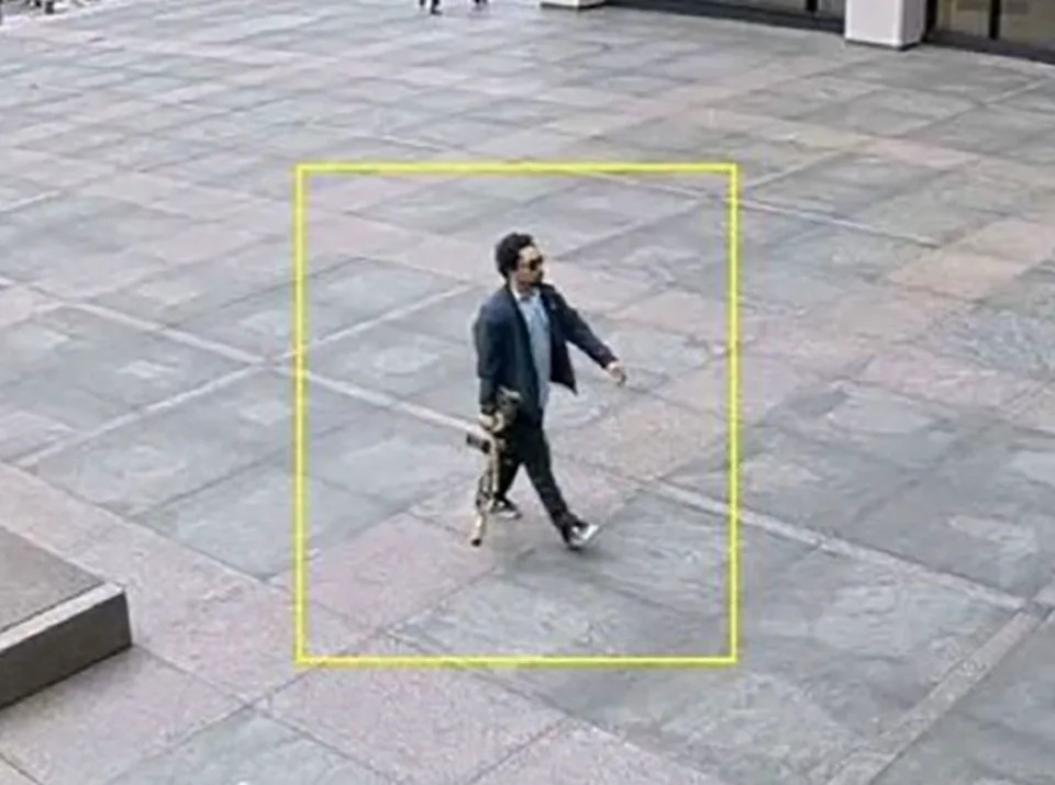 تقول الشرطة إن المسلح شين تامورا ، الذي توفي متأثراً بجراحه في إطلاق النار في إطلاق النار ، واستخدم بندقية M4 وكان له مسدس وذخيرة في سيارته (NYPD)