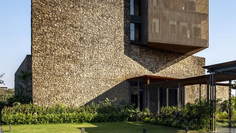 كما تم استخدام البازلت لبناء Radisson Resort & Spa (2023) في Lonavala ، الهند. - بهارات رامامروثام