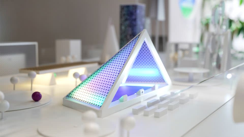 يتخيل Panasonic Group Pavilion المدن المستقبلية المدمجة مع الألواح الشمسية بيروفسكايت الخفيفة الوزن. - دان كامبيسي/سي إن إن