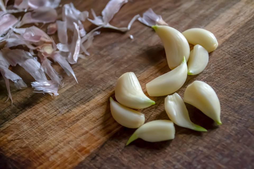 تسعة فصوص الثوم مقشر.