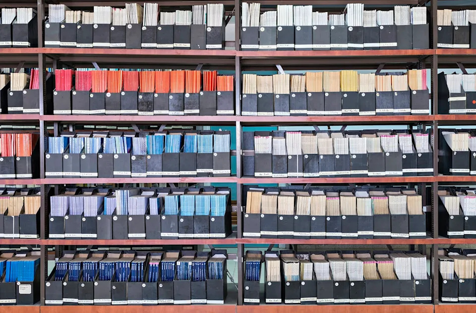 المجلات الملونة مع العمود الفقري على أرفف المكتبة