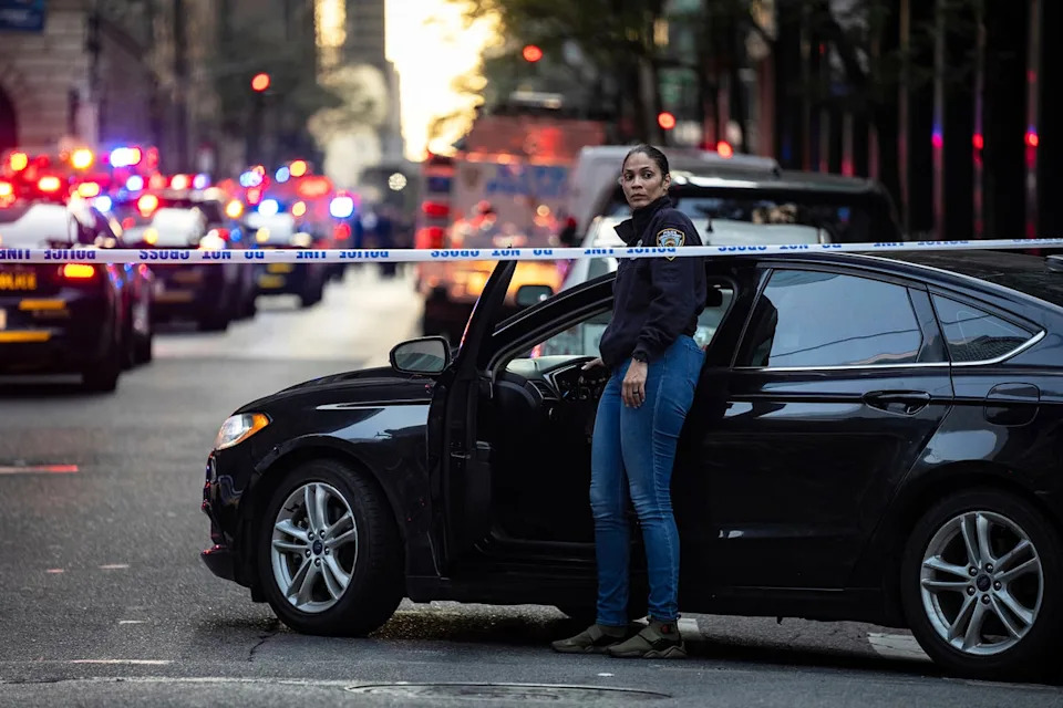 يبحث ضباط الشرطة في المبنى في 345 Park Avenue لتحديد ما هو دوافع إطلاق النار المميت (AP)
