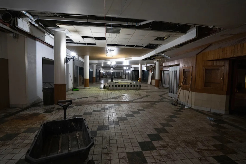 منظر عام لمستوى الطابق السفلي المغلق في Merle Hay Mall في 17 يوليو 2025 ، في Des Moines.