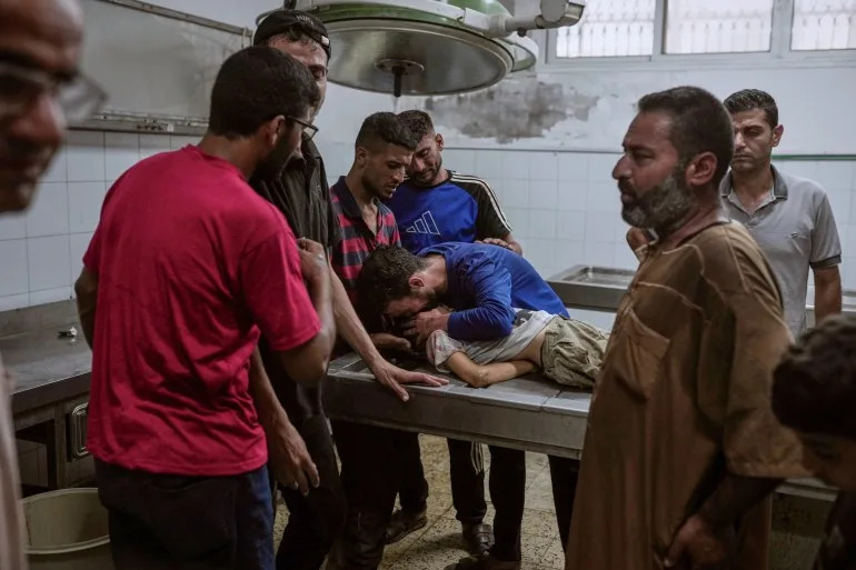 حداد الفلسطينيين على طفل قُتل في غارة جوية عسكرية إسرائيلية في غزة ، في مستشفى شيفا في مدينة غزة ، السبت ، 12 يوليو 2025. (AP Photo/Jehad Alshrafi)