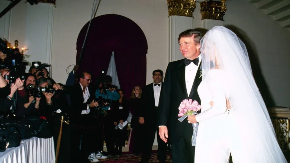 شوهدت دونالد ترامب ومارلا مابلز في حفل زفافهما في ديسمبر 1993. - DMI/The Life Picture Collection/Shutterstock