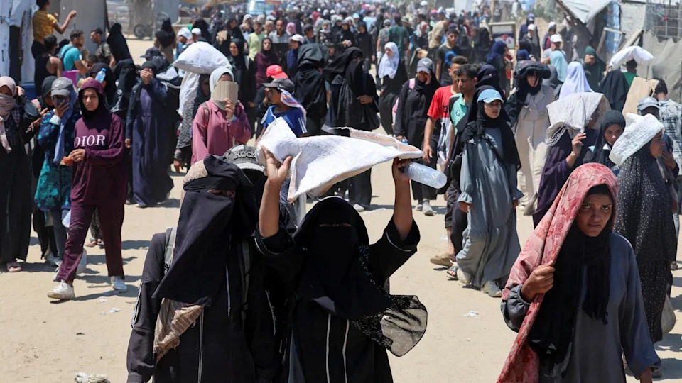 تسعى النساء والفتيات الفلسطينيات إلى إمدادات المساعدات من موقع توزيع في جنوب غزة يديره مؤسسة غزة الإنسانية المدعومة من الولايات المتحدة وإسرائيل (GHF) ، بالقرب من رفه ، في قطاع غزة الجنوبي (24 يوليو 2025)