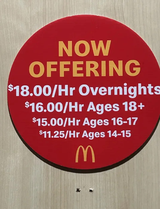 قم بتوقيع فرص العمل في McDonald's بأجور بالساعة: 18 دولارًا للمساءات بين عشية وضحاها ، و 16 دولارًا مقابل 18+ ، و 15 دولارًا للأعمار 16-17 ، و 11.25 دولارًا للأعمار 14-15