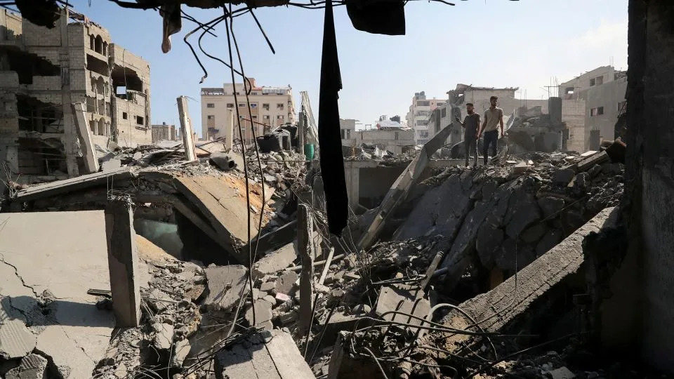 يبحث الفلسطينيون في موقع الإضراب الإسرائيلي يوم الخميس الذي أضر ودمر المباني السكنية في معسكر شاتي للاجئين ، في مدينة غزة ، يوم الجمعة ، 4 يوليو. - محمود عيسى/رويترز