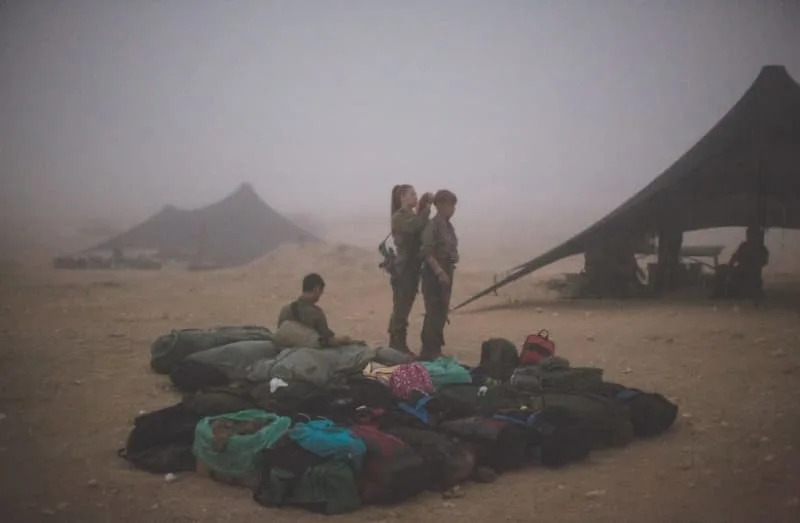 ينظر إلى جنود جيش الدفاع الإسرائيلي في هذا المجال وهو يتعاملون مع الظروف الجوية القاسية. (الائتمان: Flash90)