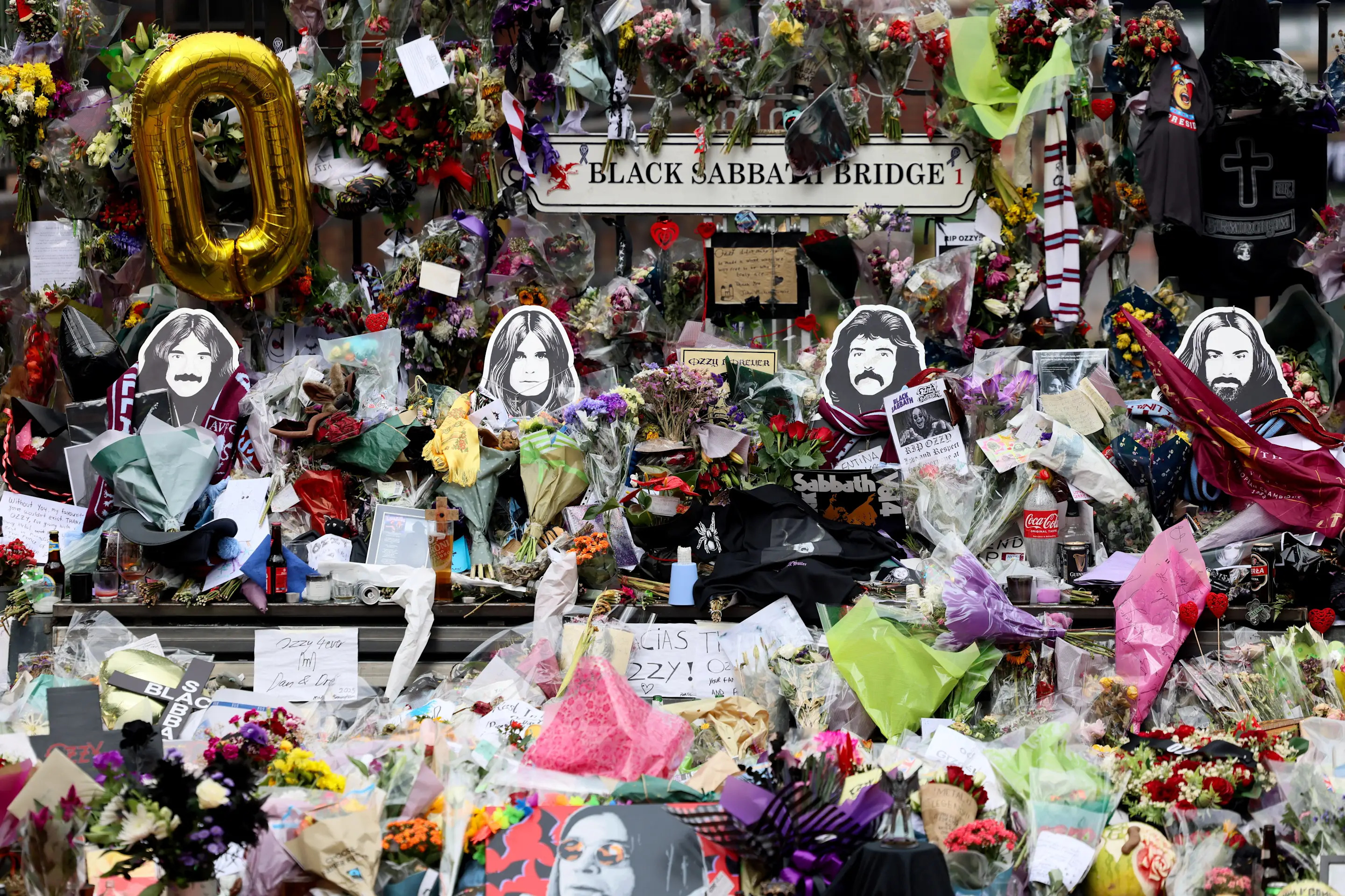 يتم عرض تحية في The Black Sabbath Bridge خلال موكب جنازة Ozzy Osbourne في برمنغهام ، إنجلترا ، يوم الأربعاء.