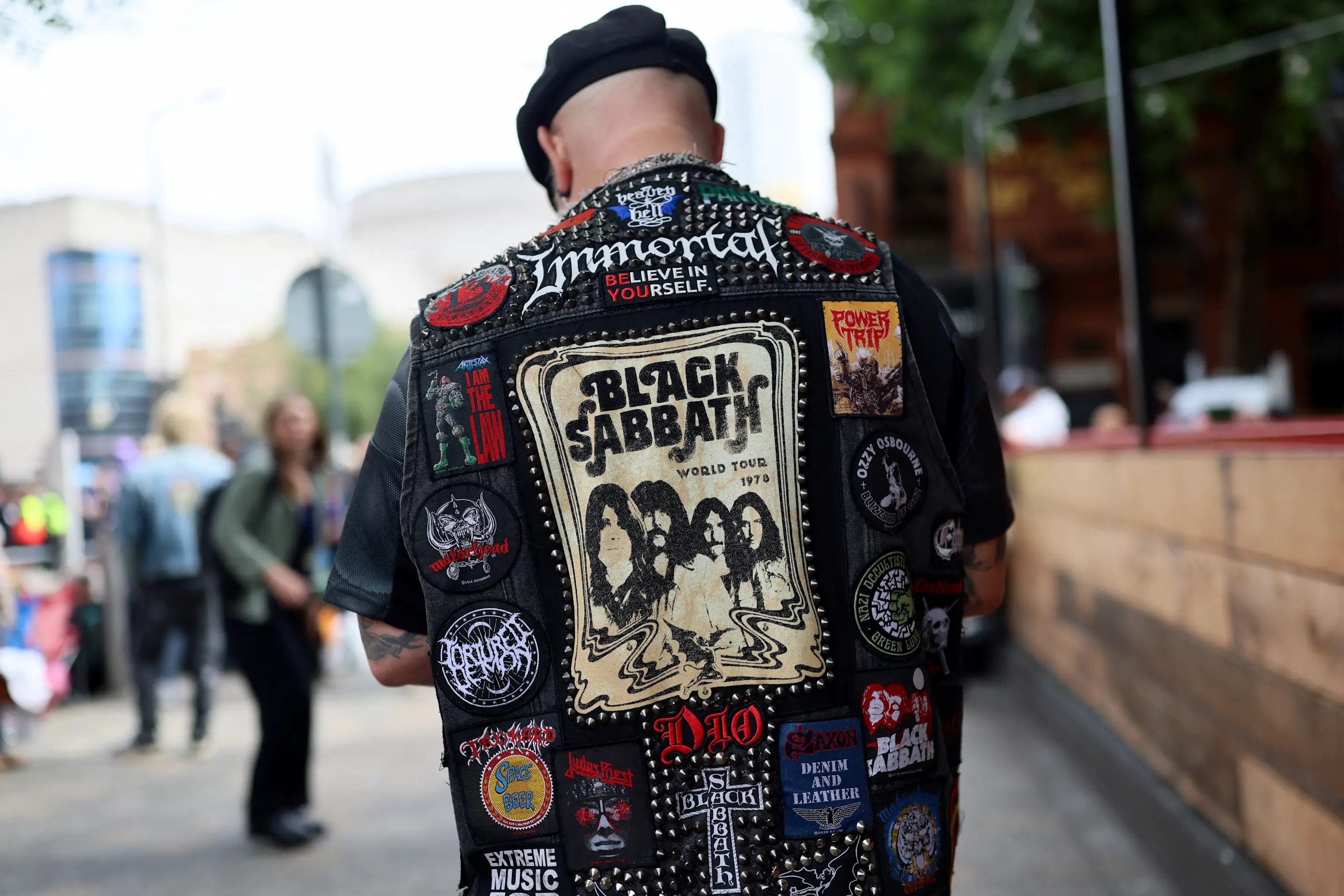 يرتدي رجل سترة مع صورة للفرقة المعدنية الثقيلة Black Sabbath في يوم موكب جنازة Ozzy Osbourne ، في برمنغهام ، إنجلترا ، يوم الأربعاء.