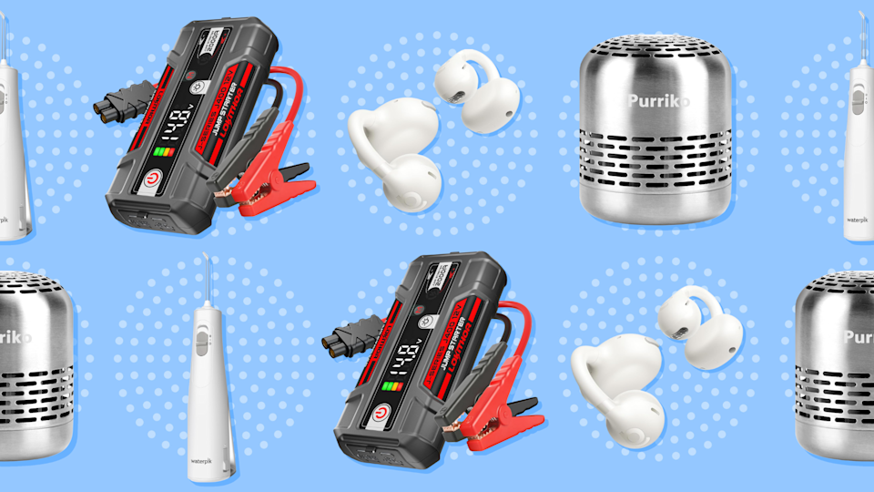 بداية قفزة السيارة ، سماعات الأذن ، مزيل العرق الثلاجة و waterpik في نمط متكرر على خلفية زرقاء
