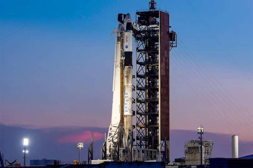 تم نقل صاروخ Spacex Falcon 9 الذي يحمل Crew 11 Dragon Spacecraft إلى منصة الإطلاق في مركز كينيدي للفضاء خلال عطلة نهاية الأسبوع. أطلق اختبار SpaceX محركات الداعم التسعة في المرحلة الأولى يوم الثلاثاء لتوضيح الطريق للإطلاق. / الائتمان: SpaceX