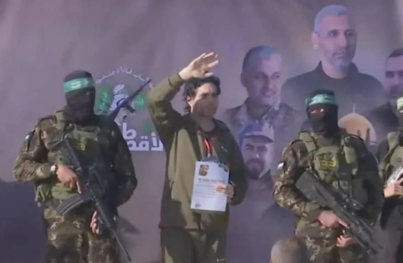 تم إصدار Ofer Kalderon ، الذي عقد كرهائن في غزة منذ هجوم 7 أكتوبر ، 2023 ، من قبل مسلحين حماس كجزء من وقف إطلاق النار وتبادل سقيرات الرهائن بين حماس وإسرائيل ، في هذه الصورة الثابتة المأخوذة من مقطع فيديو ، في خان يونس ، جنوب غزة ، 1 فبراير.
