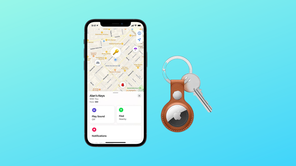 Apple Airtags بجانب iPhone