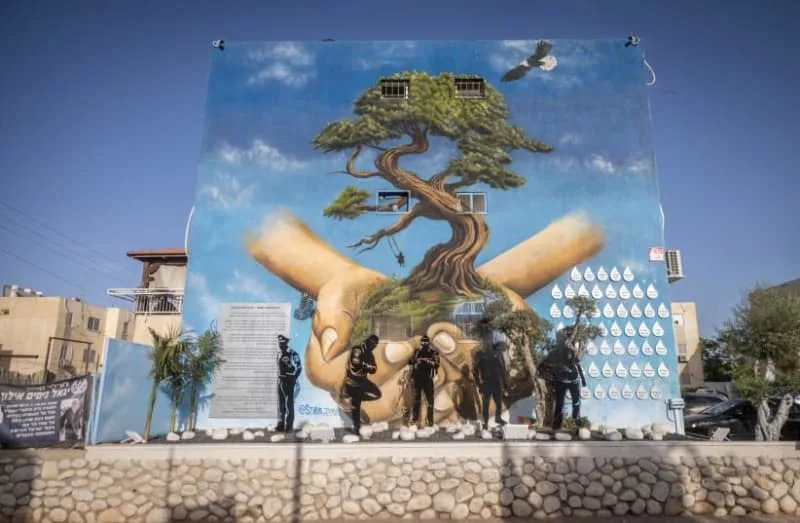 Graffiti في حي Mishor Hagefen من Ofakim احتفالا بمذبحة حماس في 7 أكتوبر. (الائتمان: Cheaim Goldberg/Flash90)
