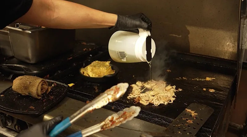 أنابيل جوتيريز هو المالك المشارك لمقهى كايمان ، 120 سو جيفرسون ، وسط مدينة بورتلاند ، يوليو 2025 (كوين)