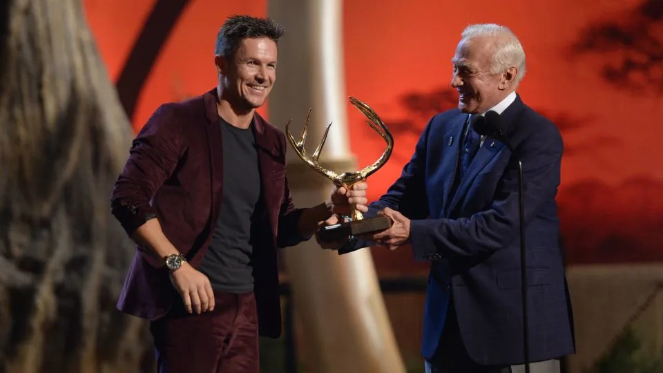 قدم رائد الفضاء Buzz Aldrin ، في الصورة اليمنى ، جائزة إلى Felix Baumgartner خلال Spike TV's Guys Choice 2013. - Jason Kempin/Getty Images