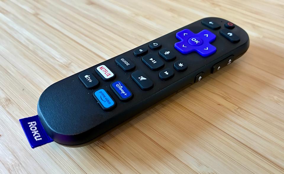 صورة لجهاز تلفزيون Roku Plus عن بُعد.