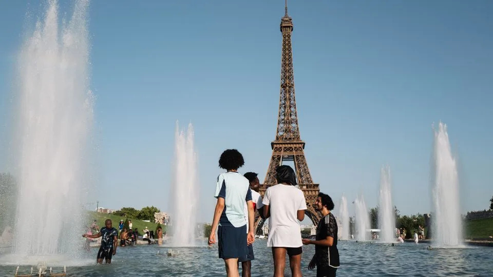 الباريسيون والسياح يبردون في نافورة تروكاديرو في باريس ، فرنسا ، في 1 يوليو 2025 ، حيث كانت العاصمة الفرنسية في حالة تأهب حمراء للحرارة. - Jerome Gilles/Nurphoto/Getty Images
