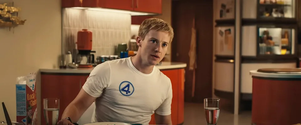 يرتدي Joseph Quinn في لقطة الشاشة فيلمًا مع 4 مطبوع عليه.