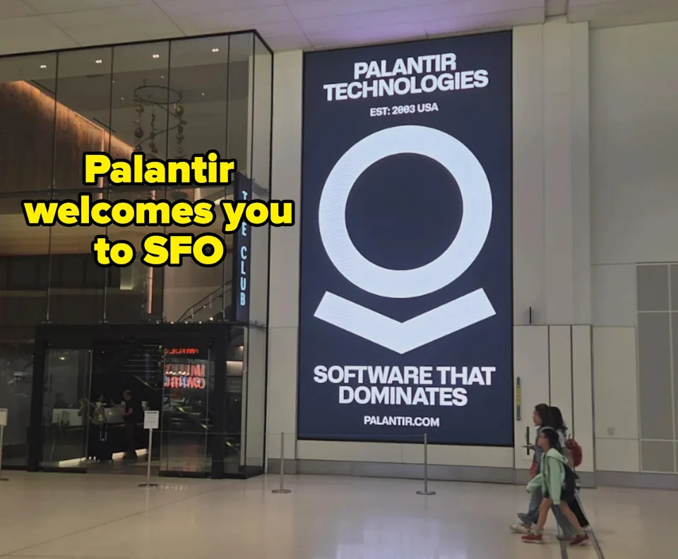 إعلان كبير في مطار SFO لتقنيات Palantir ، ويسلط الضوء على "البرامج التي تهيمن" مع شعار الشركة